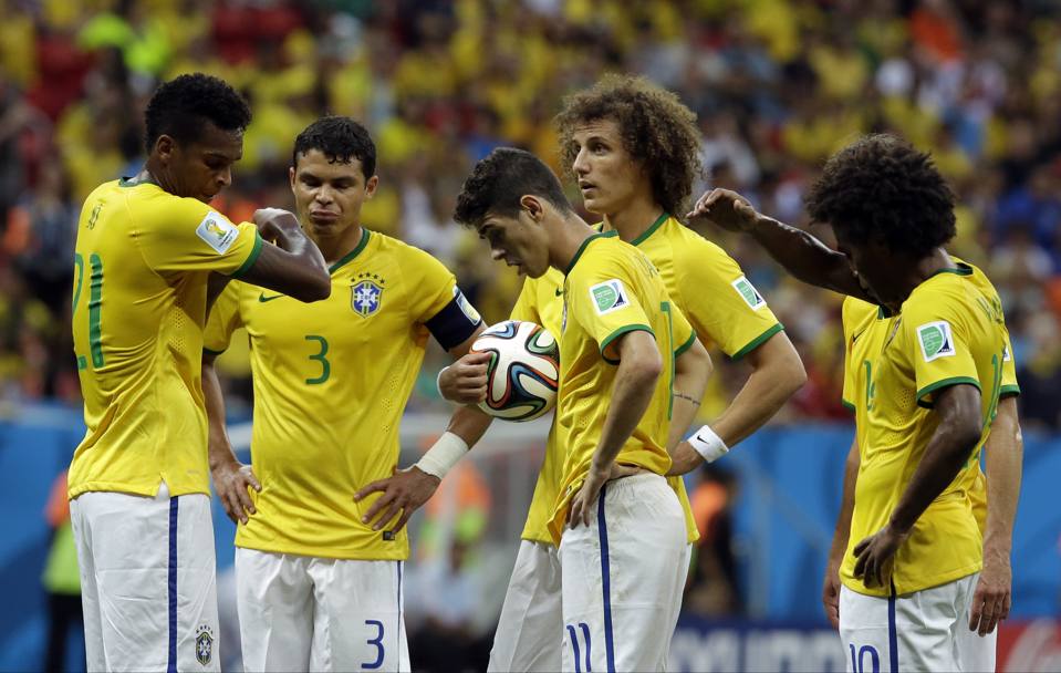 Le facce sconsolate di Jo, Thiago SIlva, Oscar, David Luiz e Willian prima del rigore. Ap